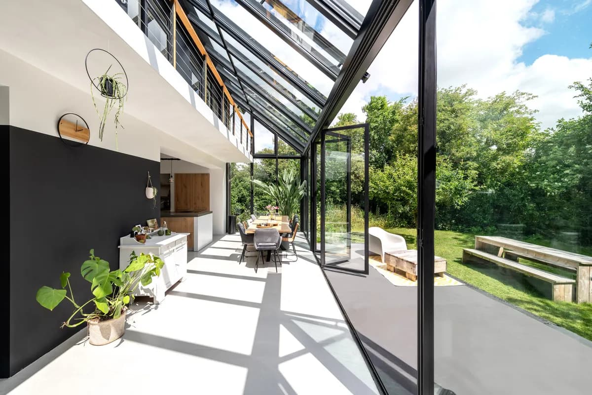 Wintergarten SDL Akzent Plus — lichtdurchfluteter Essbereich