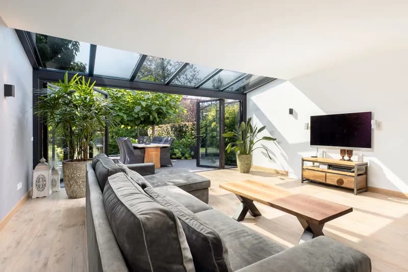 Wintergarten SDL Akzent Plus — Wohnbereich mit Glasdach