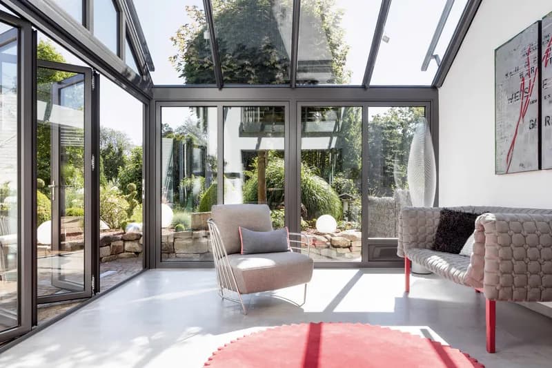 Wintergarten SDL Nobiles — helle Innenansicht mit Lounge