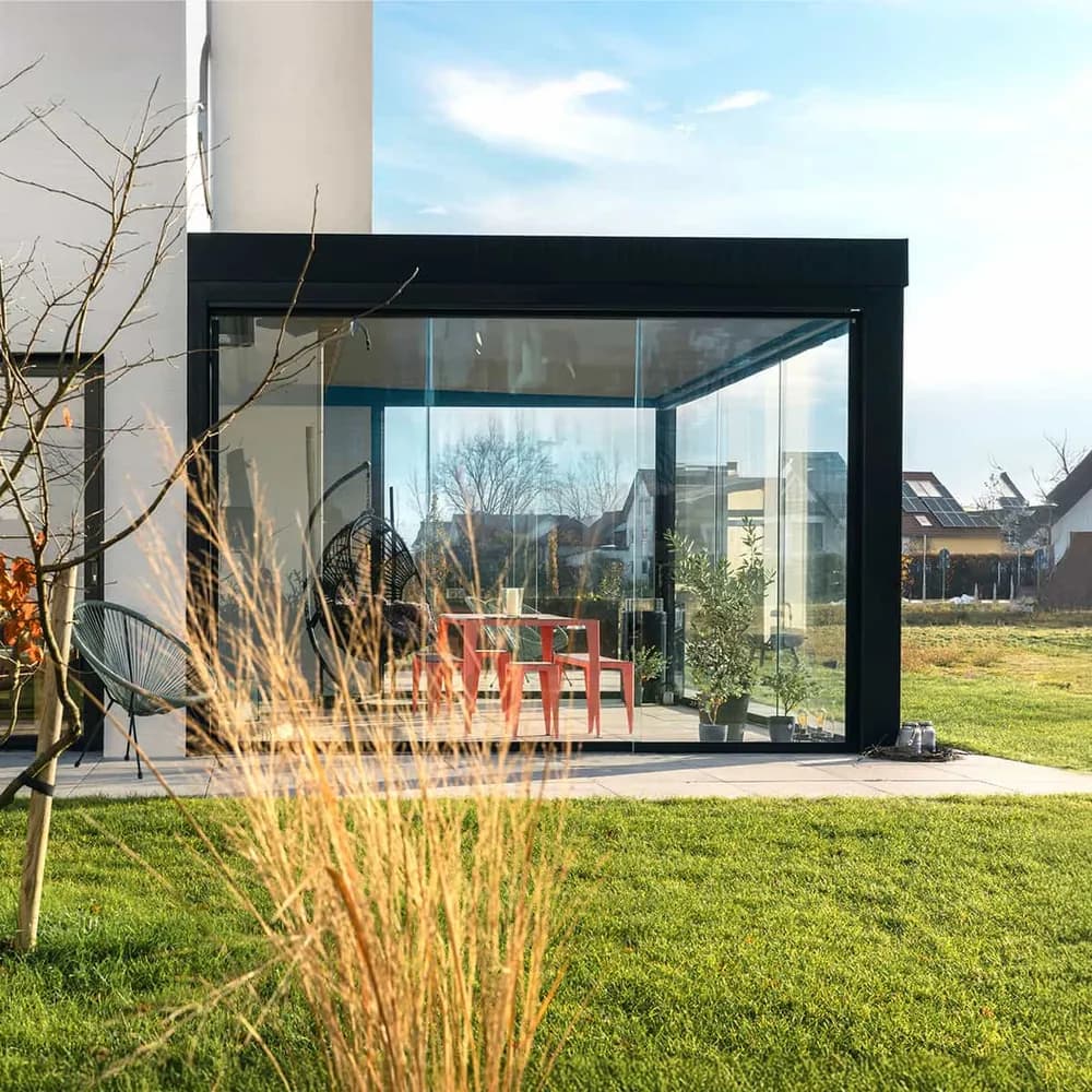 Ausstellung Wild & Kienle in Wangen – Außenansicht mit Terrassenüberdachung